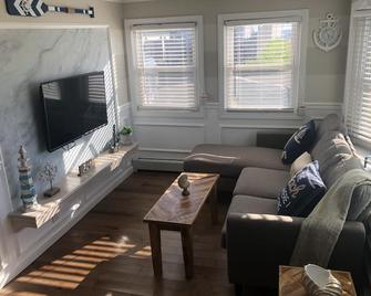 'The Sunset Beach Place' - Marshfield - Living room