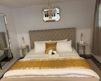 Romantic Golden Spa Suite - Lambton Shores - Bedroom