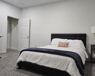 Remodeled 1890 original 2 bed in Wheeling w partial views of the Ohio River. - Wheeling - Bedroom
