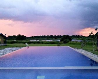 Come, Step Into Our World.. - Dandagamuwa - Piscina