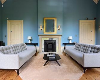 Saeforth North - A lews castle that sleeps 2 guests in 1 bedroom - Stornoway - Living room