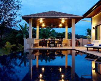 (Sha+)crystal Villa: 4 Bedroom,private Pool Villa, Near Beach,sleeping 11 Guests - Rawai - Uima-allas