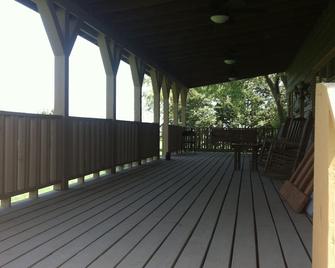 beautiful lodge in a relaxed country setting! - Helena-West Helena - Patio