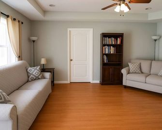 Near Fort Polk • Gameroom • Fire Pit • Golf • Beach - DeRidder - Living room