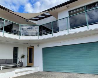 5 minutes to the beach.Large sunny beach house. Pet friendly - Whangaparaoa