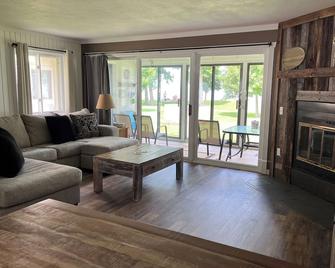 Izatys 327: Freshly Remodeled, Peaceful End Unit, Three Bedrooms and Lake View\n - Onamia - Sala de estar