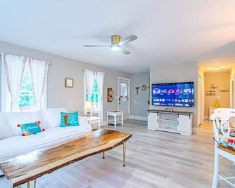Newly remodeled luxury cottage with mountain views - Sparta - Living room