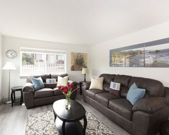Riverwalk Seaside- Walk to Beach, Seaside Beach Condo, Pet Friendly, Sleeps 6 - Seaside - Living room