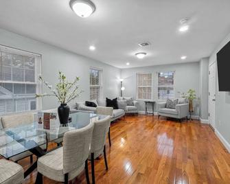 New and Modern Apartment just minutes away from Downtown Providence! - Providence - Dining room