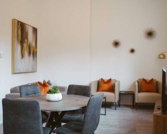 Apartment 7 1 bedroom, sleeps x 4 - York - Dining room