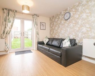 Beautiful 2-bedroom house with parking and garden - Wolverhampton - Phòng khách