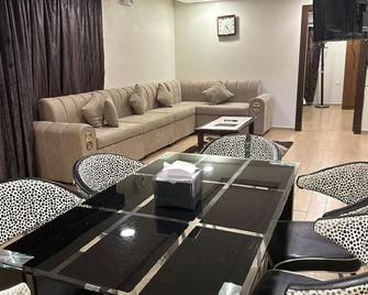 Morjan Chalets Families Only - Dammam - Lounge
