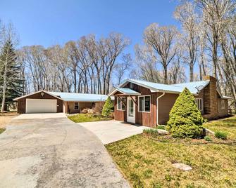 Spacious Mancos Home w/ Furnished Deck & Yard! - Mancos - Edificio