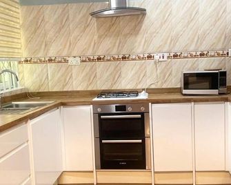 Cosy Rooms Away in a Stunning House - Koforidua - Cocina