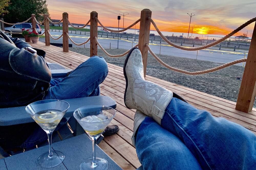 102 - Standard Room - 2 Queen Beds -1st Floor - Port Elgin - Balkon