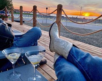 102 - Standard Room - 2 Queen Beds -1st Floor - Port Elgin - Balcony