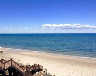 Renovated Cozy Chic North Fork Cottage, steps away from the Beach & Wine Trail!! - Baiting Hollow - Beach