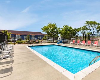 Super 8 by Wyndham Lenexa Overland Park/Mall Area - Lenexa - Pool