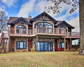 New! Large Bay Lake Lakefront Cabin W/Game Room & Water-View Deck - Deerwood - Building