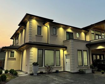 Two spacious bedrooms with dining and washroom in a new home. Independent space. - Langley Township - Building