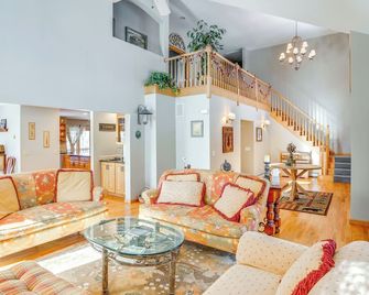 1 Mi to Hunter Mtn: Spacious Home w/ Hot Tub! - Hunter - Sala de estar