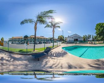 Red Lion Inn & Suites Lemoore - Lemoore - Building