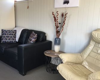 Holiday Cabin with Wi-Fi - New Plymouth - Living room
