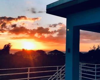 VillaMerissa Nestled between two unspoiled beaches Pool/JackSprat/WiFi/Gym/Staff - Treasure Beach - Balcony