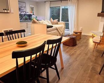 Charming 2-bedroom townhome that sleeps 6 comfortably near SeaTac Intl. Airport - SeaTac - Dining room