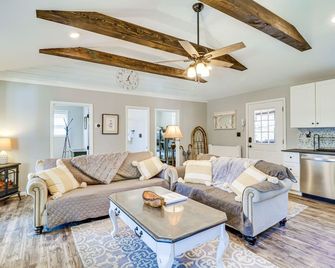 Great for Families! Woodsy Cabin in Lost City - Lost City - Living room