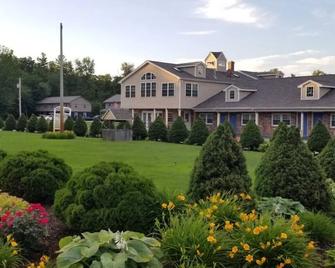 Affordable Sturbridge Stay with Onsite Parking, Cozy Beds & Free Breakfast - Sturbridge