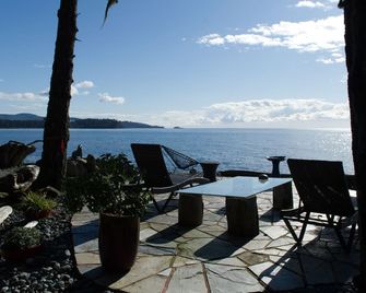 Salish Sunrise Cottage - Sooke - Balcony