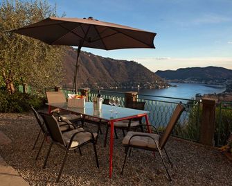 Apartment with fireplace and private terrace overlooking the beautiful panorama - Cernobbio - Balkon