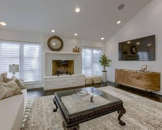The South House in Gretna, NE - 5 bedrooms - Gretna - Living room
