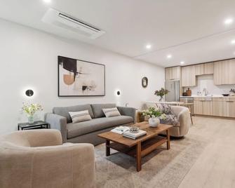 Casa Riviera - Boutique Apartments in Downtown Santa Barbara - Santa Barbara - Living room