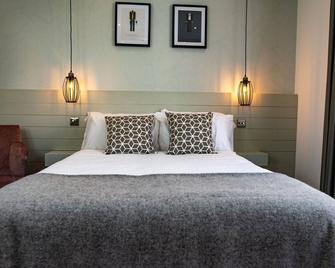 Apartment-Superior-Ensuite with Shower-Terrace-One bedroom Apartment 12 - Maidenhead - Bedroom