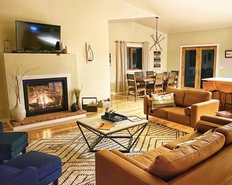 Locally owned family-friendly mountain getaway! - Glenwood Springs - Wohnzimmer