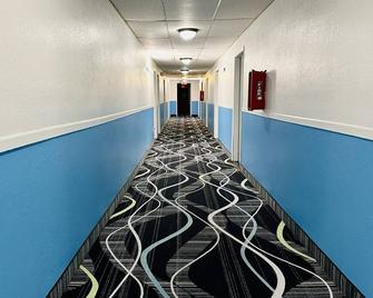 Newly renovated. Pet friendly. Affordable price. Quiet and peaceful. - Columbus Junction - Hallway