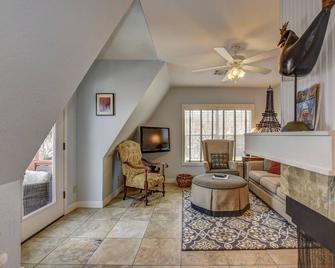 Spacious 2 bedroom near the historic courthouse square on Union Street - Prescott - Living room