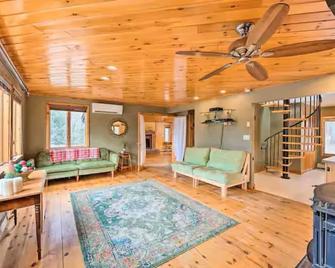 New! White Mountains View Escape - Thornton - Living room