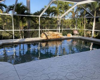 The Island House on Pine Island with heat-pump heated most privacy pool - Bokeelia - Pool