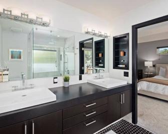 Sleek and Chic by the Beach - Solana Beach - Bathroom