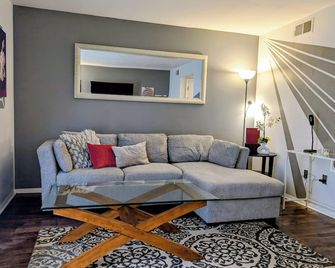 Exclusive Townhome - Central Raleigh Location - راليغ - غرفة معيشة