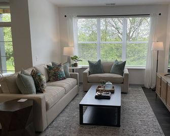 The Queen of Dublin | Luxury 2BR Near Bridge Park | Pool + Gym - Dublin - Stue