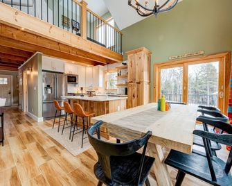 5BR Retreat w/ Hot Tub - Sleeps 12 in Stratton - Stratton - Comedor