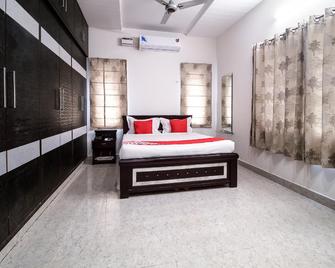 Hotel O Flagship Hillside Hotel Kukatpally - Hyderabad - Bedroom