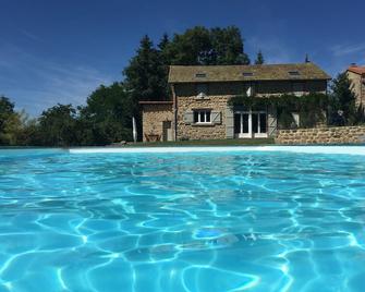 Stone house with heated pool and large wooded grounds WIFI - Saint-Dier-dʼAuvergne - Piscina
