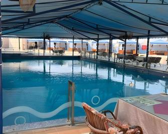 Morjan Chalets Families Only - Dammam - Bể bơi