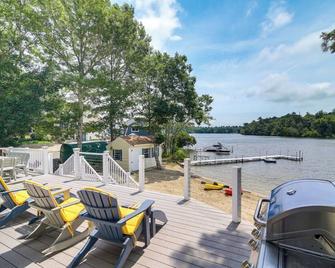 Plymouth Getaway with Private Lake Beach and Kayaks! - Plymouth - Patio