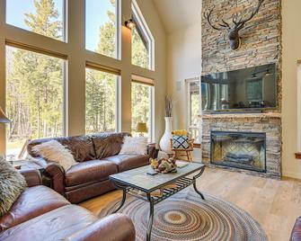 Deck, Hot Tub and Fire Pit Mtn-View Packwood Cabin - Packwood - Living room